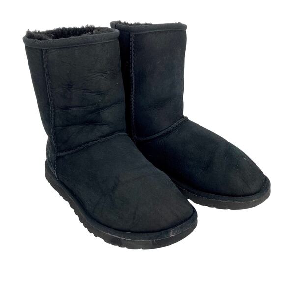 UGG Women's 6 Classic Black Short Boots Sheepskin Shearling - Picture 1 of 7